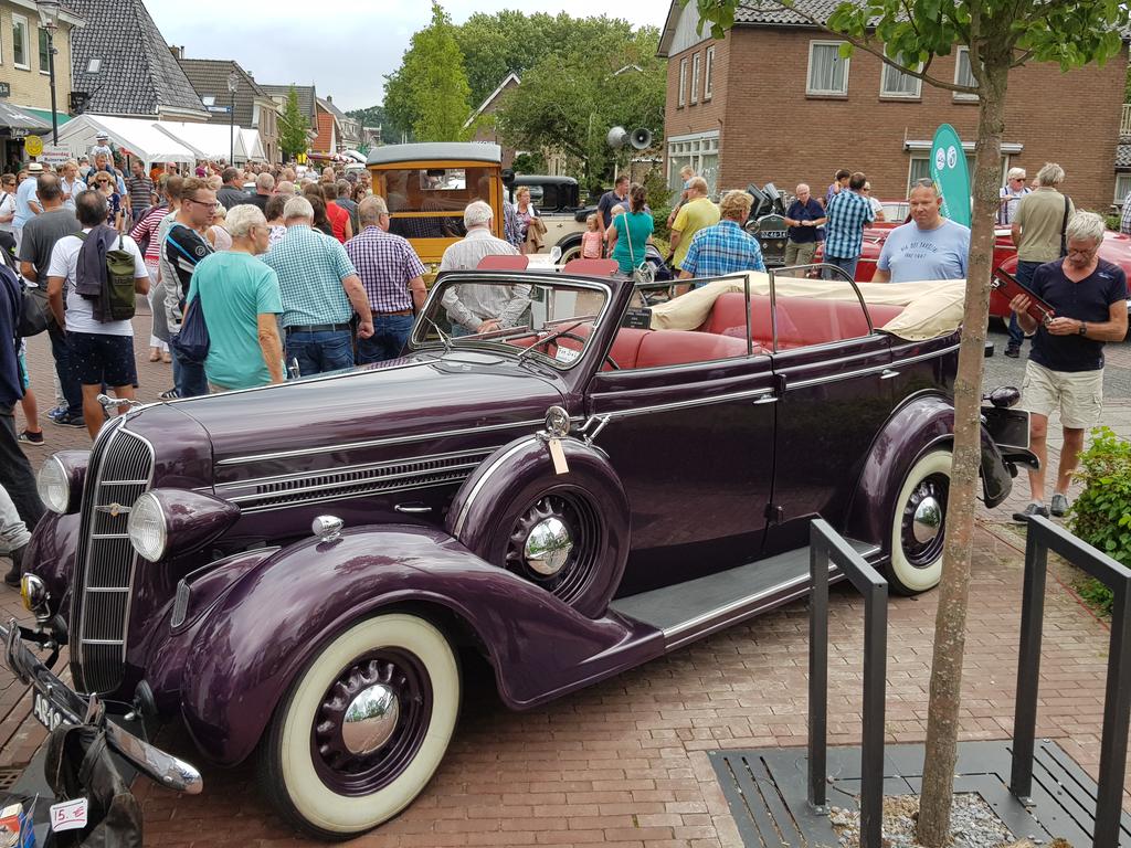tenkatejan's tweet image. Heel veel belangstelling voor de @oldtimerdag Ruinerwold. Hulde aan alle vrijwilligers die dit mogelijk maken @GemDeWolden Ook nog enig jeugdsentiment #kreidler