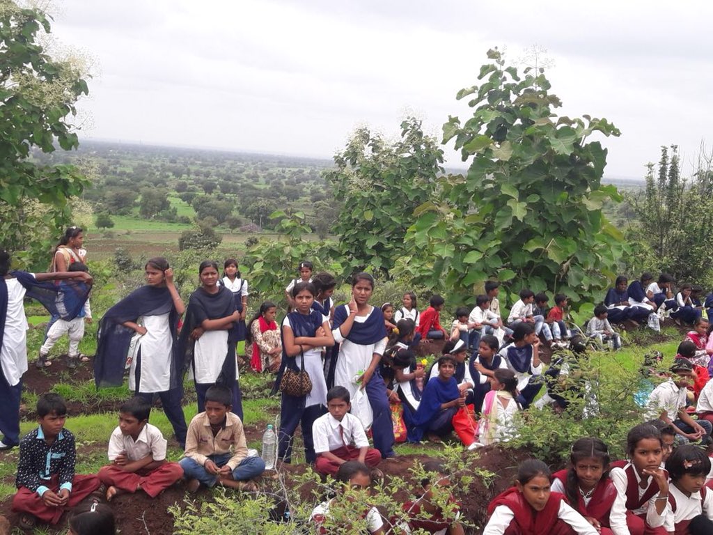 Gurudev's tweet image. Congratulations to @ArtofLiving volunteers for planting 1 Lakh trees in Jalna district of Maharashtra.