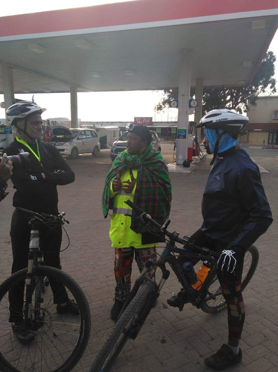 stjohns_college's tweet image. Lindsay and Sibusiso from @C4C_ZA, who are cycling from Pretoria to Cape Town to raise awareness of the importance of reading, bumped into Thato Molosankwe who is walking from the Cape to Cairo campaigning for a better Africa. #Cycle4Change18 #LuxVitaCaritas