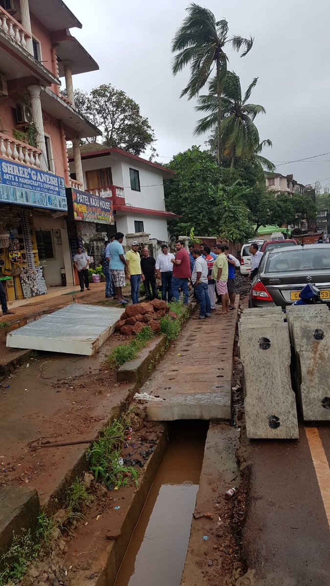 MichaelLobo76's tweet photo. Inspected the construction of new footpath from Calangute Baga junction to Baga Beach providing parking for 2 wheeler and 4 wheeler vehicles, along with Traffic Police, officials and residents. #Together4Calangute #TransformCalangute https://t.co/GlGLDmeist