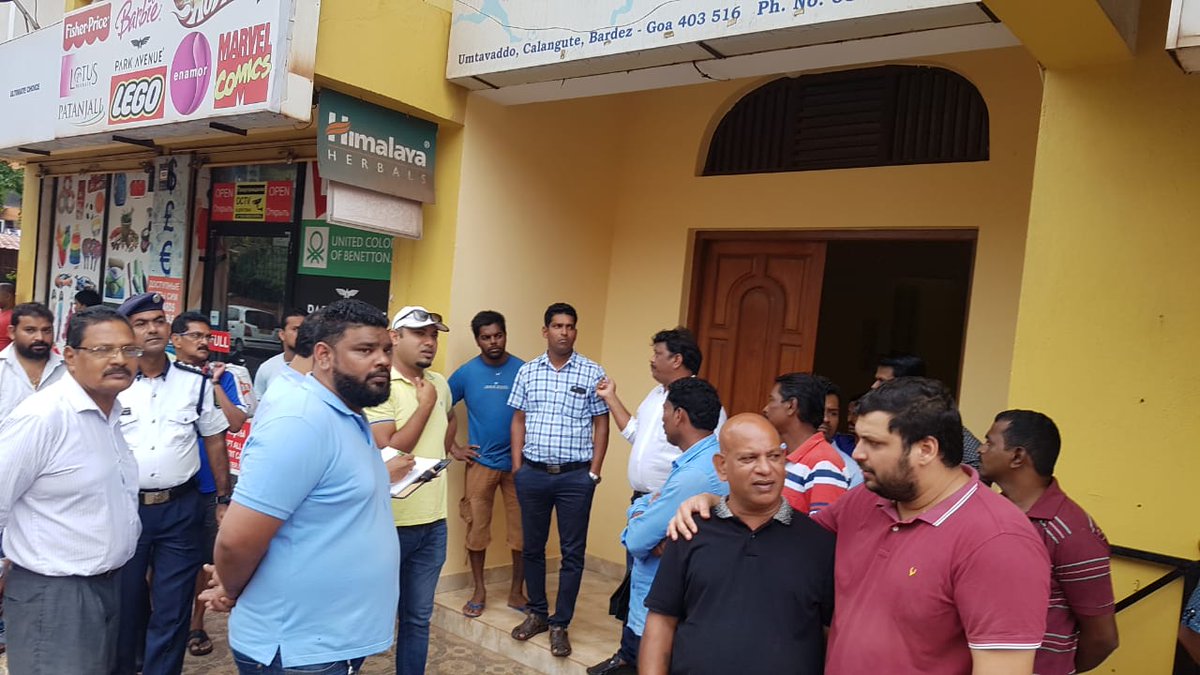 MichaelLobo76's tweet photo. Inspected the construction of new footpath from Calangute Baga junction to Baga Beach providing parking for 2 wheeler and 4 wheeler vehicles, along with Traffic Police, officials and residents. #Together4Calangute #TransformCalangute https://t.co/GlGLDmeist