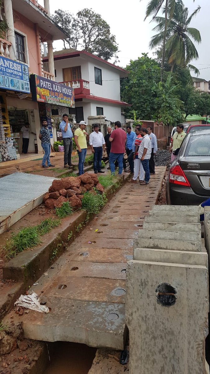 MichaelLobo76's tweet photo. Inspected the construction of new footpath from Calangute Baga junction to Baga Beach providing parking for 2 wheeler and 4 wheeler vehicles, along with Traffic Police, officials and residents. #Together4Calangute #TransformCalangute https://t.co/GlGLDmeist
