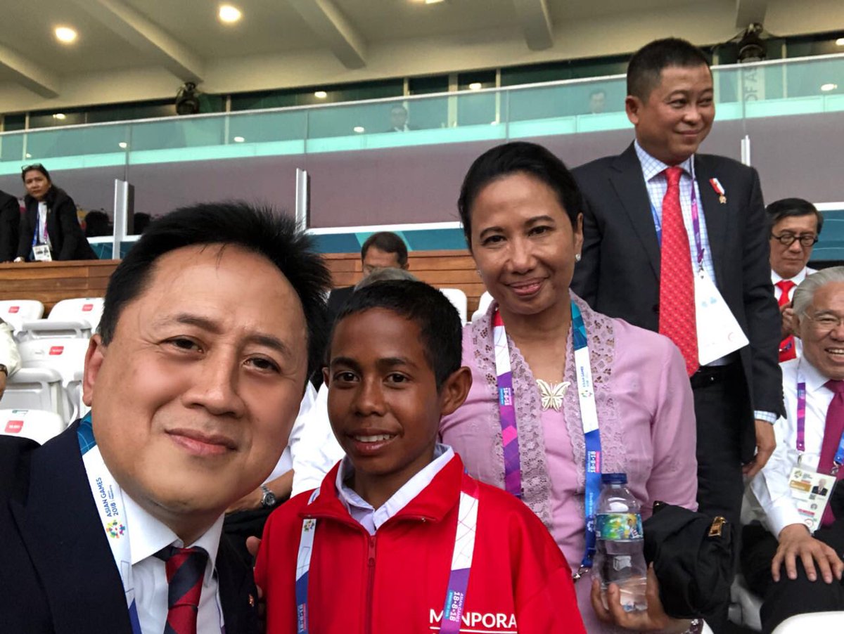 pramonoanung's tweet photo. Joni yg kemarin secara heroik memanjat tiang bendera di NTT, menjadi bintang saat pembukaan Asian Games di GBK malam ini, bertemu dgn Menteri2, Panglima TNI dan Kapolri, semuanya minta foto dgn Joni. Joni kalau sudah besar pengen jadi Tentara #AksiHeroik https://t.co/zkGqsTZBfr