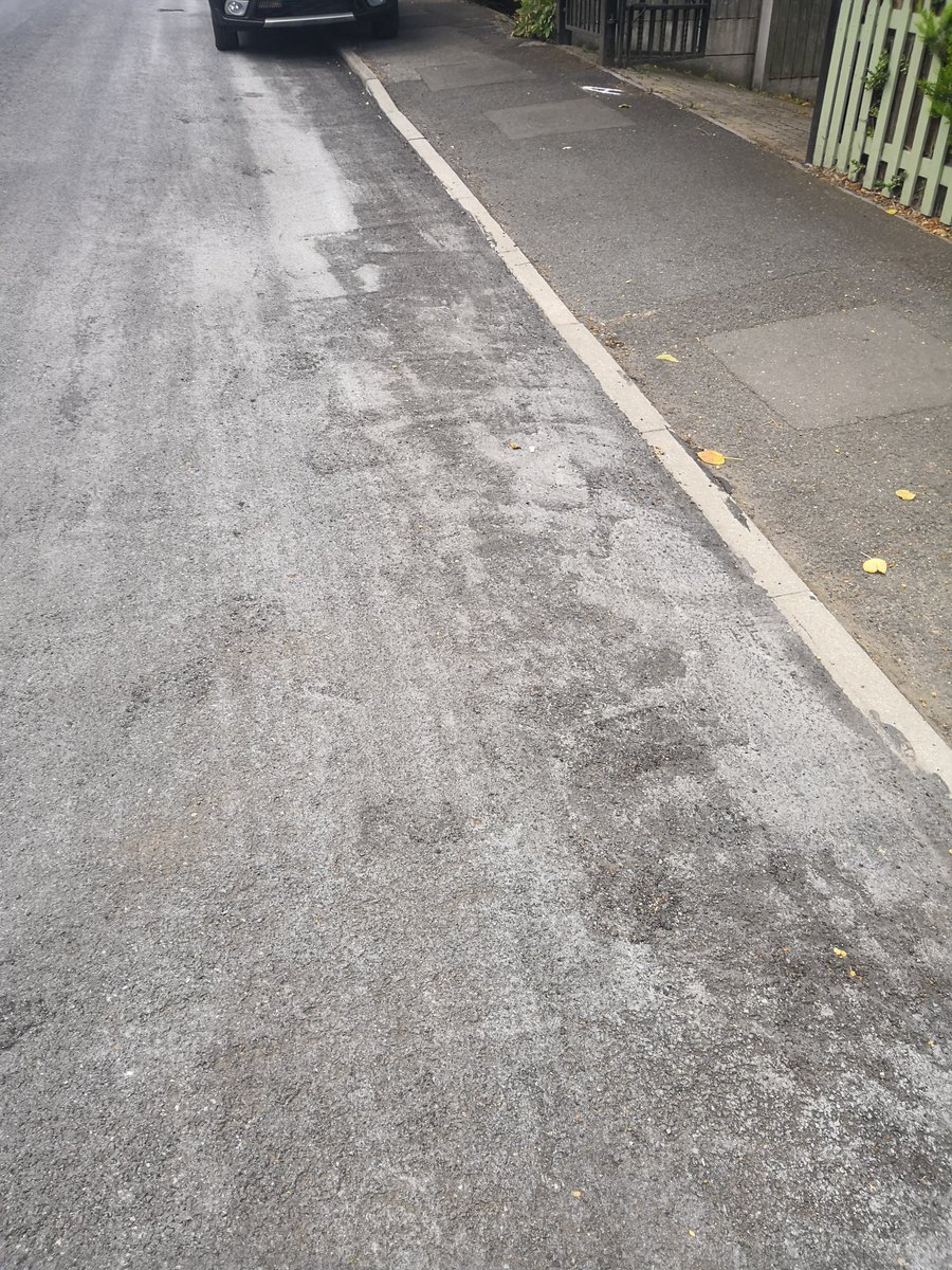 OzHetherington's tweet photo. @sccstreetsahead please tell me you haven't finished our road... It's been down two weeks since "overlaying tarmac" and it's already falling apart!!! #mountviewroad #sheffield #qualitycontrol #cowboycontractors @SheffieldStar @BBCLookNorth https://t.co/pxBM01wLNS