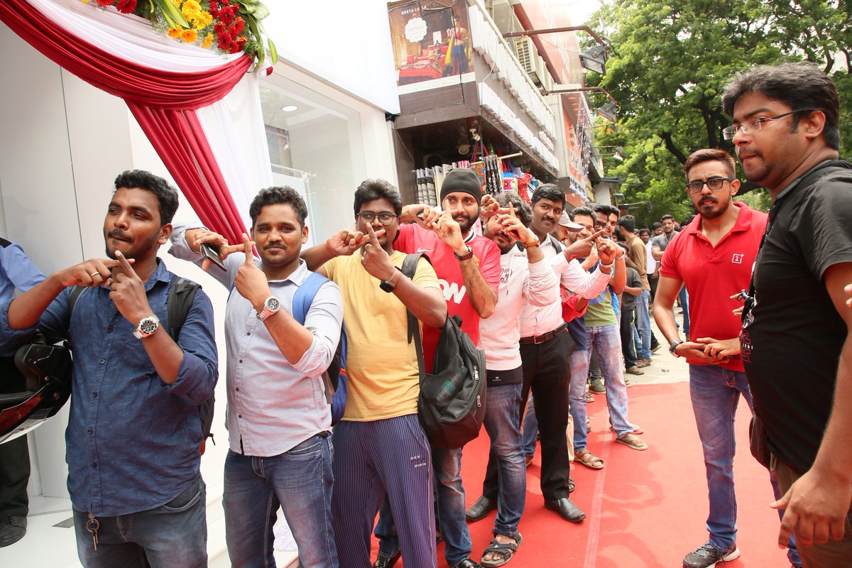 OnePlus_IN's tweet photo. Today, we opened up our second Experience Store in India, right in the heart of Chennai. A shoutout to the community who kept the place buzzing throughout the day! For more information on offers for the day, check out our event page 👉 https://t.co/bHyxK2Z9XA https://t.co/rl2iCBjgxW