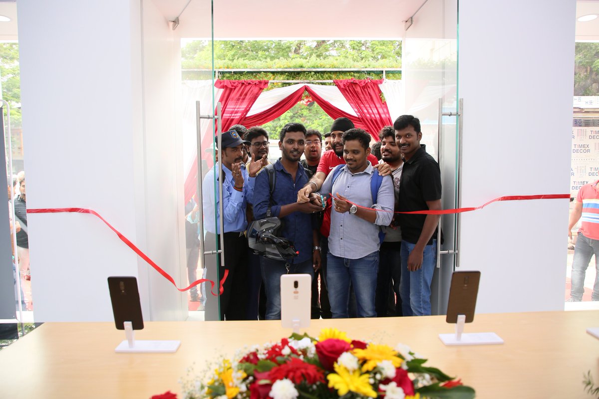 OnePlus_IN's tweet photo. Today, we opened up our second Experience Store in India, right in the heart of Chennai. A shoutout to the community who kept the place buzzing throughout the day! For more information on offers for the day, check out our event page 👉 https://t.co/bHyxK2Z9XA https://t.co/rl2iCBjgxW