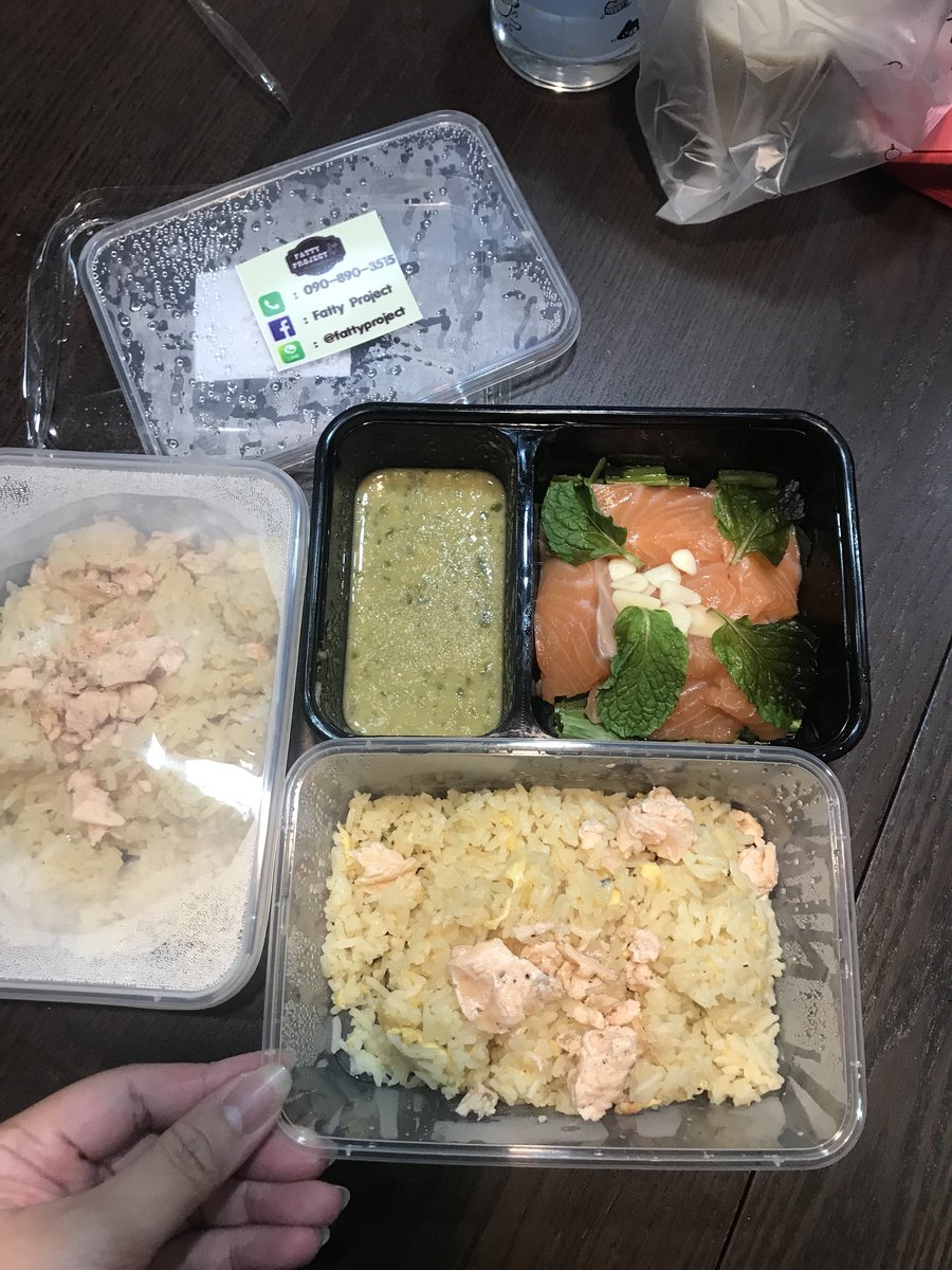 Chifatcat's tweet image. สั่ง #fattyproject จาก #Grabfood บอกเลยว่าเฟลมาก ไม่ตรงปกเลย ข้าวผัดแฉะ เหม็นๆ ปลาก็แบบบ...เศษปลา เศษปลาาา คือไม่รู้เพราะโปร1+1 เลยห่วยหรือยังไงอะ แต่แบบ #ไม่อร่อยอย่าแดก  #ไม่ตรงปก เสียใจมากน่าจะสั่งเคเอฟซี 55555