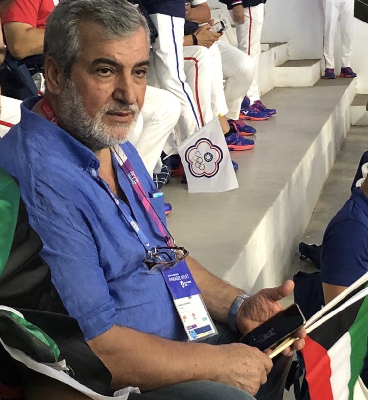 MarzouqAlajmi's tweet photo. تاريخ مجيد |
محمد غريب الزنكوي بطل آسيا ذائع الصيت في رمي الجلة(برونزية "بانكوك1978"وفضية "نيودلهي1982")،كما يبدو الان في ستاد غلورا بانغ كارنو (جاكرتا)، ينتظر اللحظة التاريخية المرتقبة:نجله الأصغر عيسى(رامي القرص)يطوف بعلم دولة الكويت في حفل افتتاح آسياد "جاكرتا-بالامبانغ 2018". https://t.co/F4c4ZEWJyq