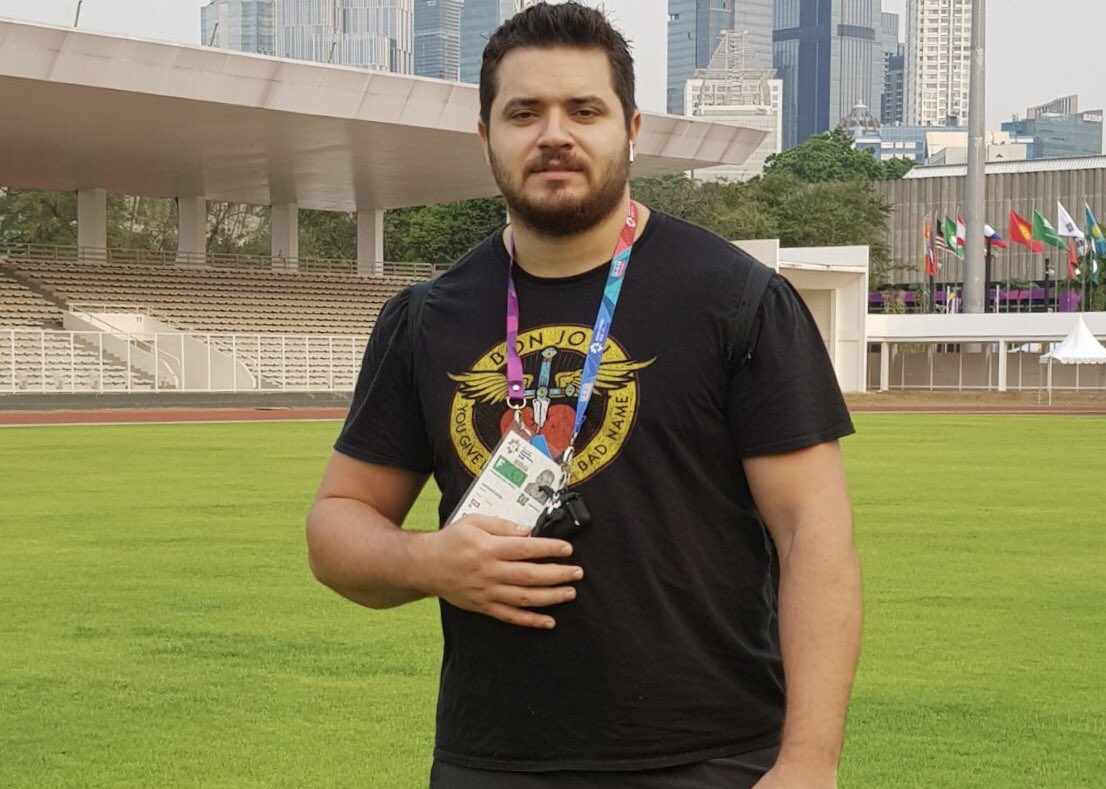 MarzouqAlajmi's tweet photo. تاريخ مجيد |
محمد غريب الزنكوي بطل آسيا ذائع الصيت في رمي الجلة(برونزية "بانكوك1978"وفضية "نيودلهي1982")،كما يبدو الان في ستاد غلورا بانغ كارنو (جاكرتا)، ينتظر اللحظة التاريخية المرتقبة:نجله الأصغر عيسى(رامي القرص)يطوف بعلم دولة الكويت في حفل افتتاح آسياد "جاكرتا-بالامبانغ 2018". https://t.co/F4c4ZEWJyq