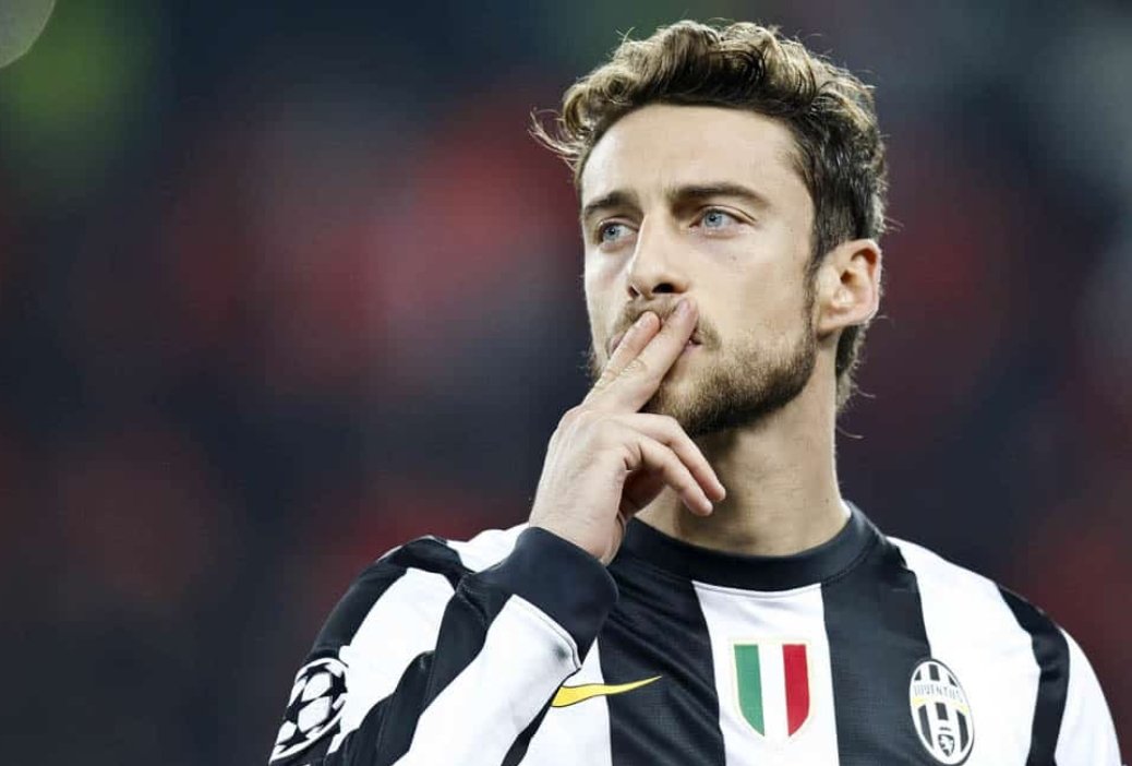 oficial__RD's tweet photo. 25 AÑOS. 🌟
Tras toda una vida entera en el equipo de sus amores , Claudio Marchisio y la Vecchia Signora llegan a un mutuo acuerdo y separan caminos.

El italiano se marcha con 15 copas, 37 goles y 389 partidos oficiales desde su llegada al club de la familia Agnelli. 🇮🇹🔝 https://t.co/pplMuajMXV