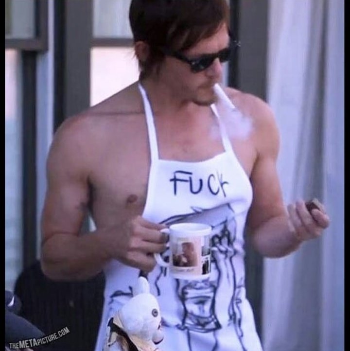 Dean_win2401's tweet image. #TWDFamily #TheWalkingDead #NormanReedus
Ты можешь думать, что ты крутой, но ты никогда не будешь Норманом Ридусом в фартуке, который курит и одновременно попивает из кружки со своими фотографиями.