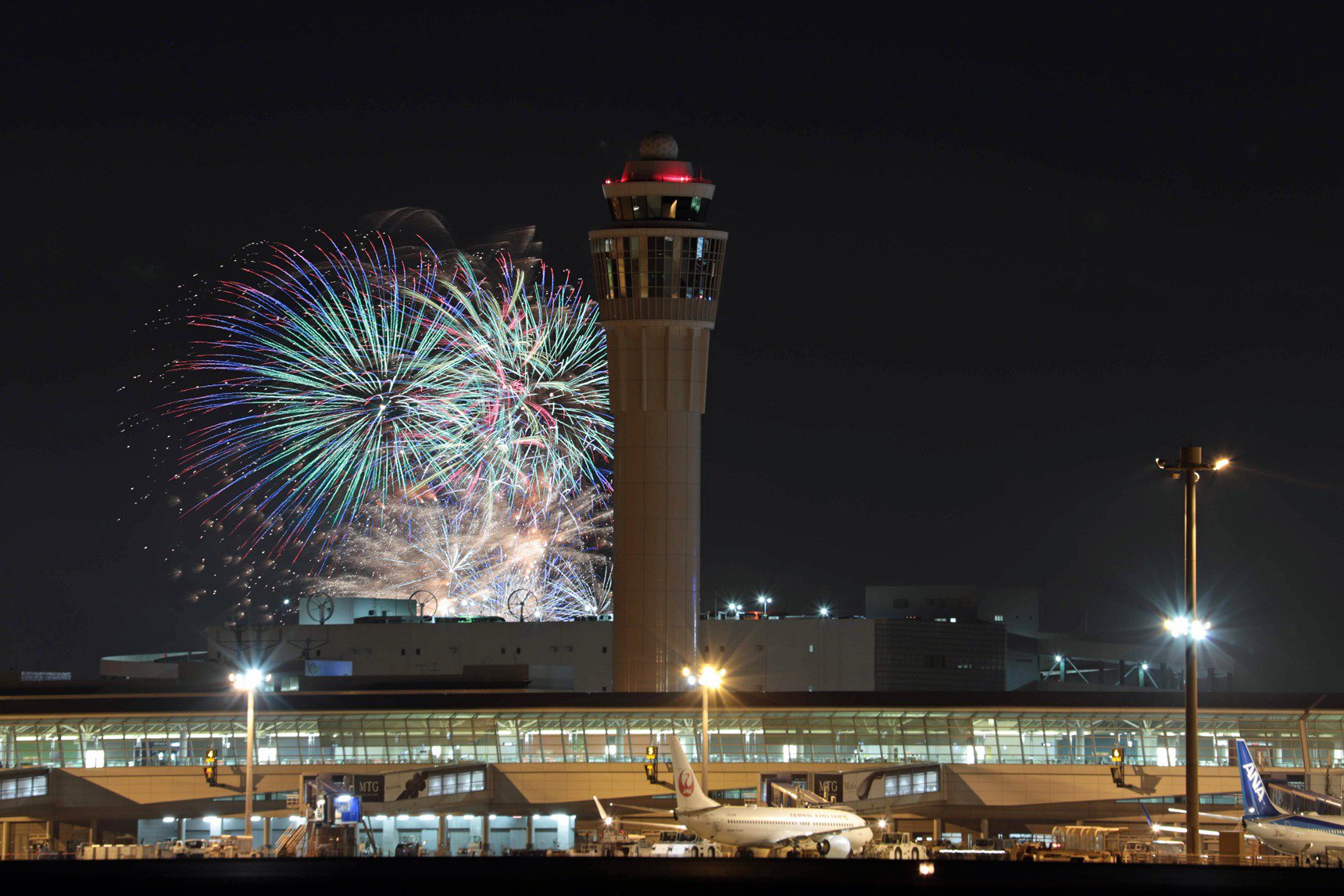 中部国際空港セントレア Twitter પર こんばんは セントレアの地元愛知県常滑市のりんくう常滑周辺で花火大会が開催されました 空港からも花火 が見られるとあって多くのお客様で賑わってました 花火が上がることにはすっかり涼しくなってゆったり花火観賞できまし 中部国際空港セントレア Twitter પર こんばんは セントレアの地元愛知県常滑市のりんくう常滑周辺で花火大会が開催されました 空港からも花火 が見られるとあって多くのお客様で賑わってました 花火が上がることにはすっかり涼しくなってゆったり花火観賞できまし