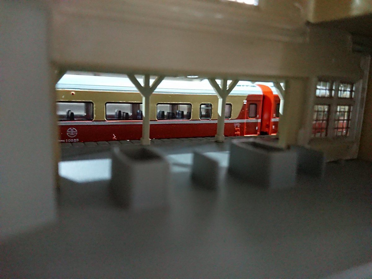 Temporary_Extra's tweet photo. 先日開業したジオラマ103へ。台鐵は初入線との事(^^)。沿線風景も台鐵にフィットするし、駅舎内から覗く眺めもこれまたGood。ただDR3100はスカートがレールスレスレまであり、僅かな継目段差で突っ掛かり順方向の周回は出来ず(^_^;)。それでもまた今度複線借りて走らせてみたいレイアウトでした！ https://t.co/8lUvJ5ayi2