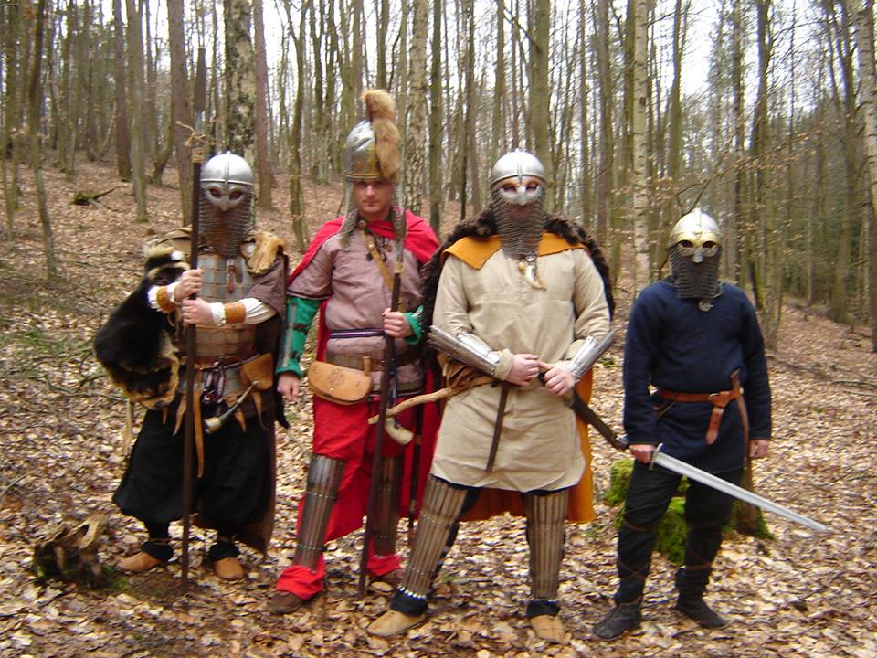 Sayuki Dekalog11の人 ポーランドには中世の戦士風の恰好をしているペイガンメタルなバンドもちらほらいますね とりあえず思いつくのは Graveland Bialy Vitez Barbarous Pomerania North などなど 戦士の服装以外にも 中世の衣装 に身を包んだ