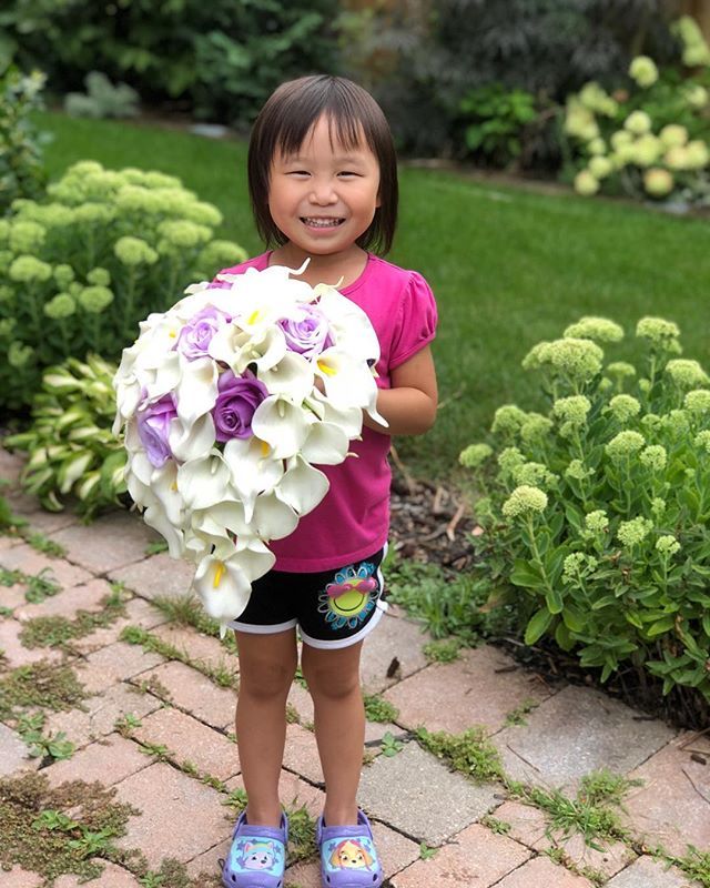 Happy #weddingday !

My tiny model is holding a real touch calla and roses bouquet for S who is tying the knot today. 
#lavenderbouquet #realtouchflowers #raindropsonroses ift.tt/2MzMOSM