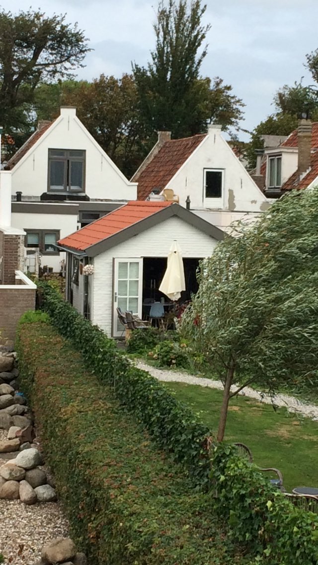 Nieuw in de verkoop op #Vlieland: een prachtig woonhuis met een tuinhuis aan de waddendijk, vanaf de verdieping heeft u uitzicht over de #Waddenzee.
Het geheel verkeert in een uitstekende staat van onderhoud.