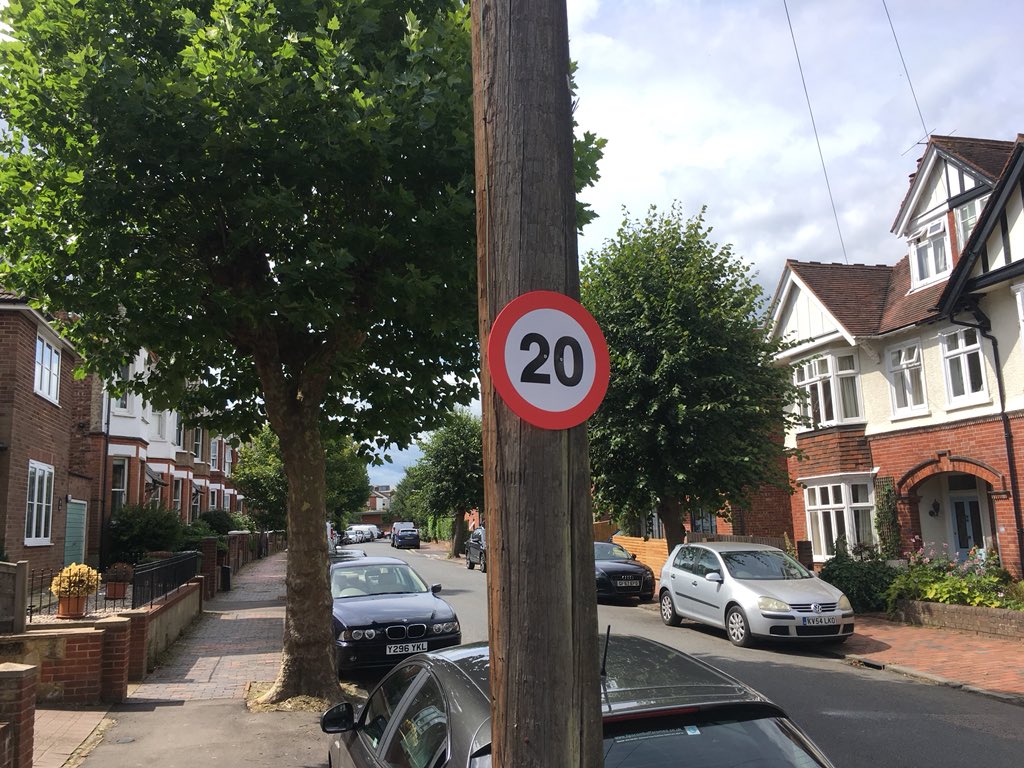 Residents in Stephen’s Road have taken the time to put up their own 20mph signs. Truly community spirited 👏🏻 #20sPlenty