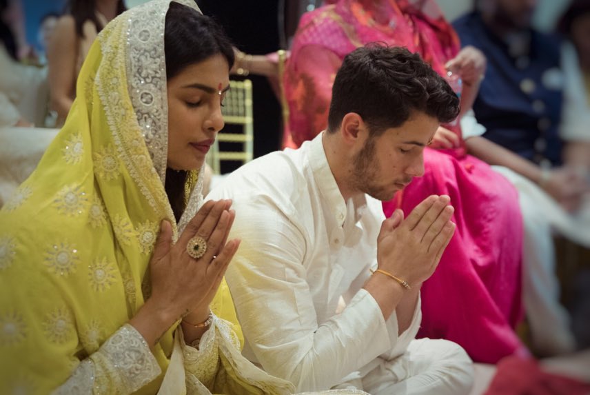 filmfare's tweet photo. A few more adorable moments from @priyankachopra and @nickjonas' Roka ceremony. #PriyankaNickEngagement https://t.co/X5eAwCCsUo