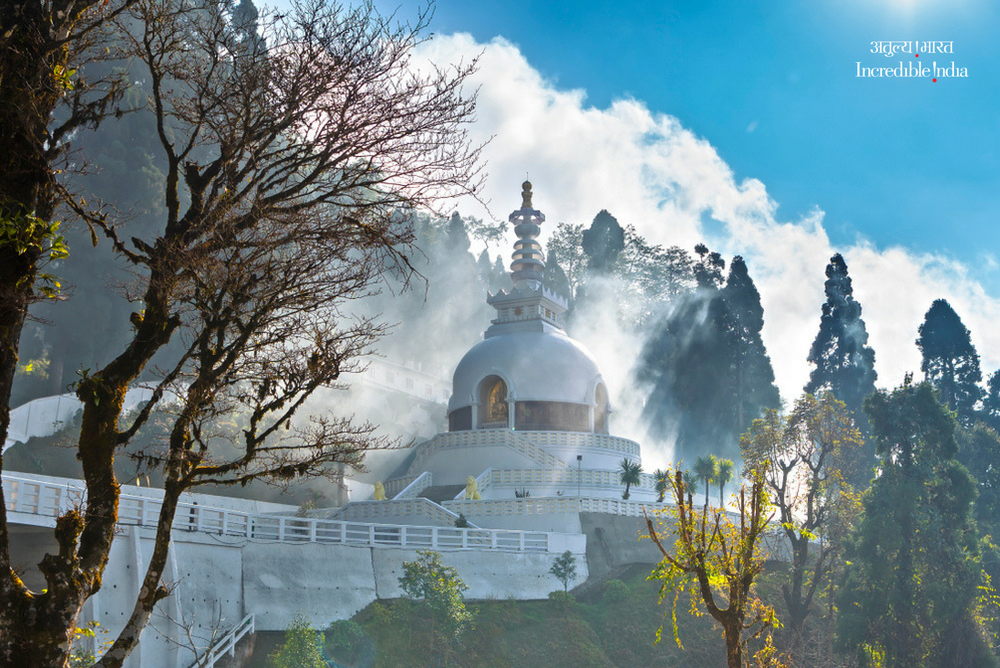 incredibleindia's tweet image. The Peace Pagoda near Nipponzan Myohoji Buddhist Temple in #Darjeeling showcases the four avatars of Buddha. A must visit for its pristine and peaceful environs. #Buddhism #IncredibleIndia @TourismBengal @tourismgoi @alphonstourism