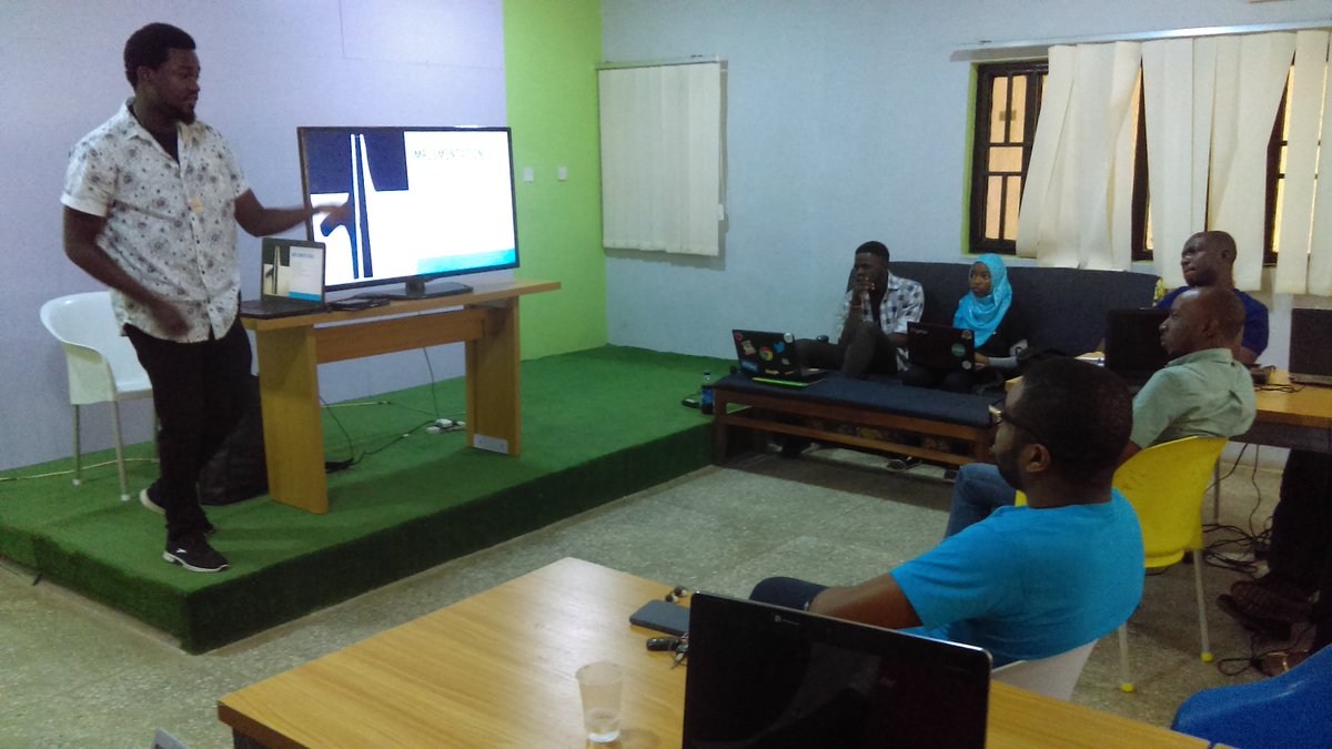 sherifdauda_'s tweet image. @mudiaimasuen first speaker explaining HCD. I&apos;m stoked already💪#figmadesign #figmacommunityng