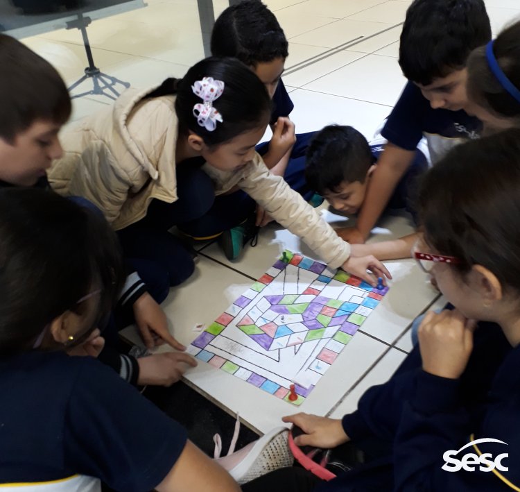 sescms's tweet photo. Na semana passada, os alunos dos 4º anos do Sesc Escola Horto criaram e recriaram jogos de tabuleiro. Além de desenvolver suas habilidades, as crianças se divertiram muito convidando os alunos dos 3º anos para entrarem na brincadeira. https://t.co/xIZvK7Fzvz