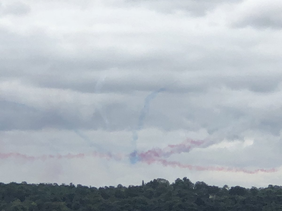 empen's tweet image. Just caught the #RedArrows flying back to #BigginHillAirshow