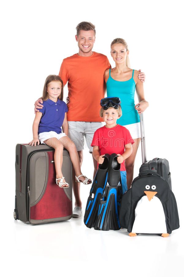 семья с чемоданами. чемодан для детей. семья с чемоданами. семья путешествует. семья чемоданы в отеле.