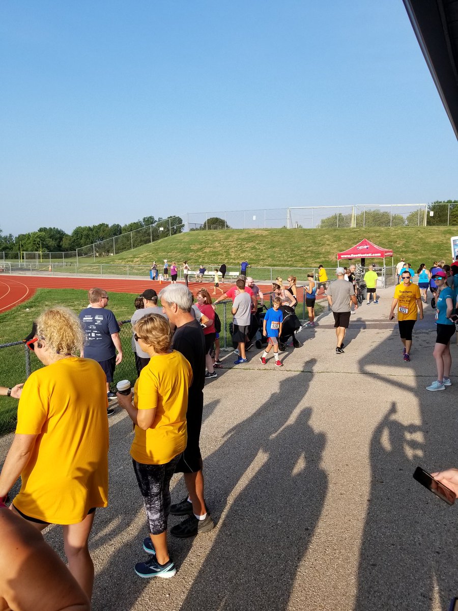 FHNFootball's tweet photo. Kinghts Give 5k Bear Necessities is underway! @Arty_J is the MC! #FHNcommunity #KnightsGive #11Steps https://t.co/EXG3wLq8Nd