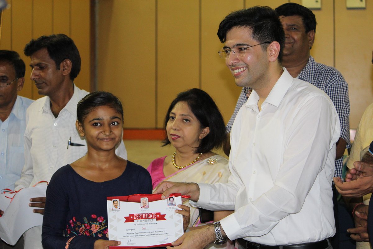 दिल्ली के बिजवासन विधानसभा क्षेत्र में सरकारी  विधालय मे प्रतिभा सम्मान समारोह मे छात्र/छात्राओं को प्रमाण पत्र देकर सम्मान  करतें हुऐ दक्षिणी दिल्ली के लोकसभा प्रभारी <a href="/raghav_chadha/">Raghav Chadha</a>  जी साथ मे स्थानीय निगम पार्षद भाई नरेन्द्र जट राणा