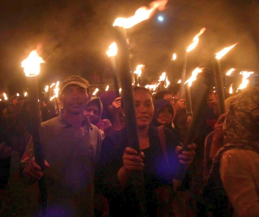 Ini juga pembawa obor. Namanya Sukinah, petani Rembang yang menolak PT Semen Indonesia. Sanggup membaca dokumen Amdal dan dapat menunjukkan di mana masalahnya.

Dan obornya tak pernah mati di tengah jalan. Ia juga tak pernah pakai "pemeran pengganti".