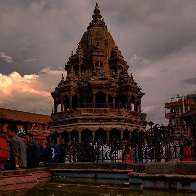 manishrsilwal's tweet photo. No matter what, they stand tall.
.
.
.
.
.
.
.
.
.
#Nepal #NepalNow #Heritage #NepaleseTourism #MangalBazar #Patan #MotoFoto #MotoG4Plus #G4PlusClick #mobilephotography https://t.co/W0fmR6OzlH https://t.co/rpBPuwRPvA