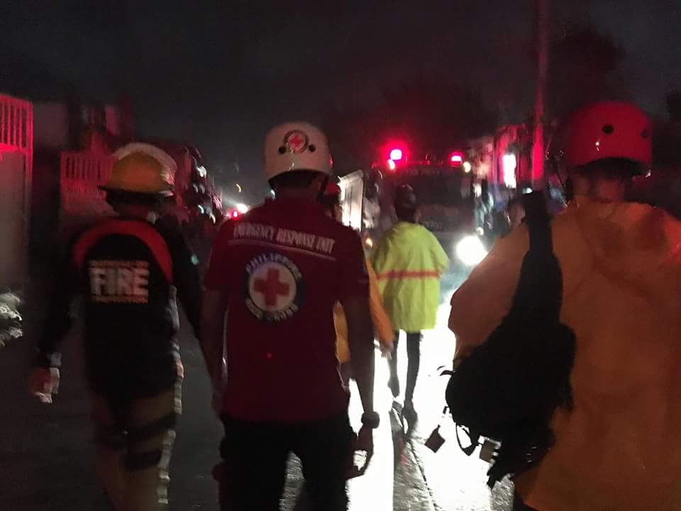 philredcross's tweet photo. Fire razed a residential area in Canaynay Ave., BF Martin Ville, Manuyo Dos in Las PiΓ±as. The fire reached 4th alarm.
We mobilized our National Headquarters fire truck and two ambulances from our team in Muntinlupa and Las PiΓ±as.
#FirePH https://t.co/3JEtenxEkm