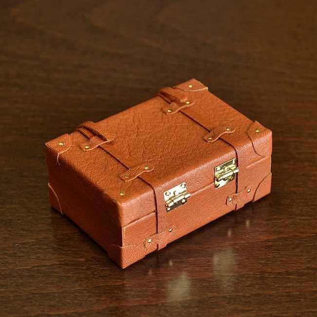 レザーマスター 本革製ミニチュアトランク のご紹介 横幅6cmの小さなトランク ですが手触りのソフトな牛革を使い開閉やベルト留めもできる精巧なミニチュアトラベルトランクです 是非のぞいて下さい T Co Jnjiubrdil ドール ミニチュア