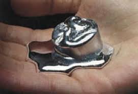 Coloradoite: mercury telluride, which are both toxic. Heat it up for a deadly vapour!Mercury: ...it& #39;s mercury. Melts in your hand, then infiltrates and poisons you. So fun, DO NOT LICK.Really, anything with mercury is just a bad move to lick. Full lick-ban on all Hg minerals.
