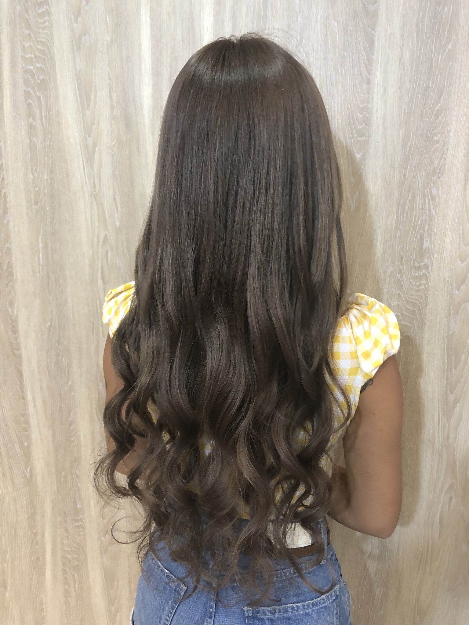 はるたむ 毎年夏の終わりに 鏡を見て突然 私はなんでこんな金髪なんだろ ってなる時期が今年は いつもより早くきて 髪色暗くしてみた ラピステラスで Lapis Anju に アッシュブラウンに 染めてもらってトリートメントもして サラサラ