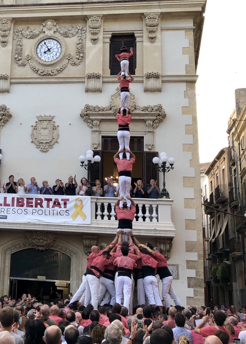 collavella's tweet photo. A la Diada del 70è Aniversari dels @verds hem fet: 5de9f, 2de8sf, 9de8, pde7f i 2pde5.

#ElMomentÉsAra #AnyRabassó2018 #castellers https://t.co/u6kaQssTek