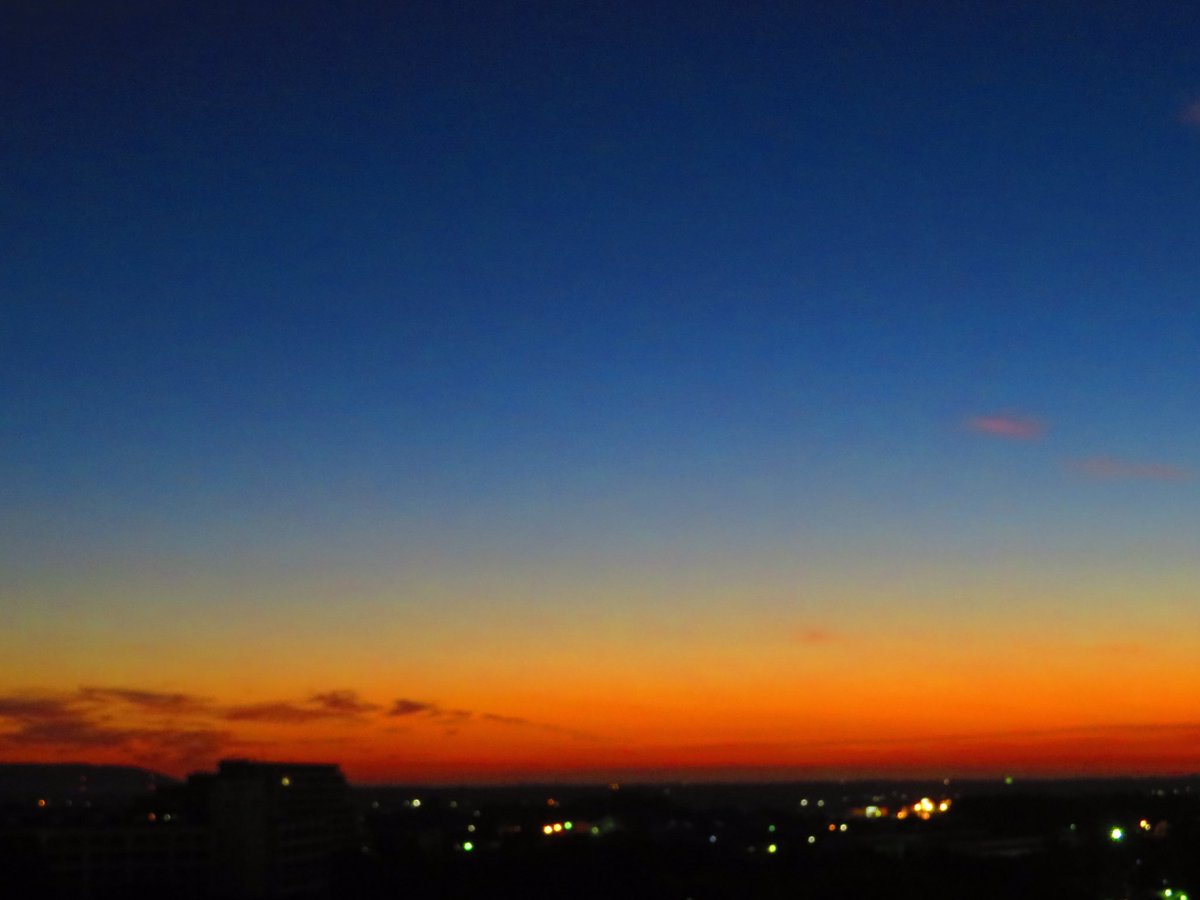 朝の気配 薄明の空を彩る夜色と朝色のグラデーションがめっちゃ綺麗 人間性の回復 話題の画像がわかるサイト