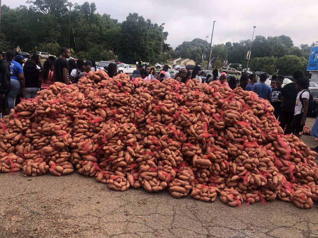 _rheanay's tweet photo. #JSU Packaged and donated 20,000 pounds of Sweet Potatoes to the Community this morning!!! #JSUCropdrop18 #jsuserve https://t.co/IuaURTIu7d