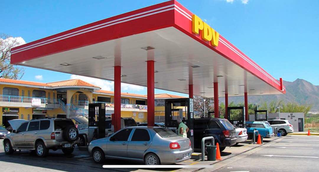 MQuevedoF's tweet photo. El Pueblo Venezolano recibirá el combustible necesario a través de un Subsidio Directo, para defender nuestros recursos y evitar el contrabando. PDVSA cuenta con los inventarios necesarios para atender la demanda nacional. Evita las colas innecesarias por rumores infundados!!! https://t.co/shsyxIbenb