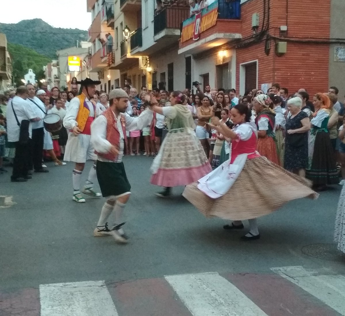 AjtFaura's tweet photo. 🎉 Comencen les danses de l' Escola de Danses de Faura que obrin la baixà 😊
#Festesdagost #Festes2018 #ViuFaura #Baixà2018 https://t.co/sIDwL01cqt