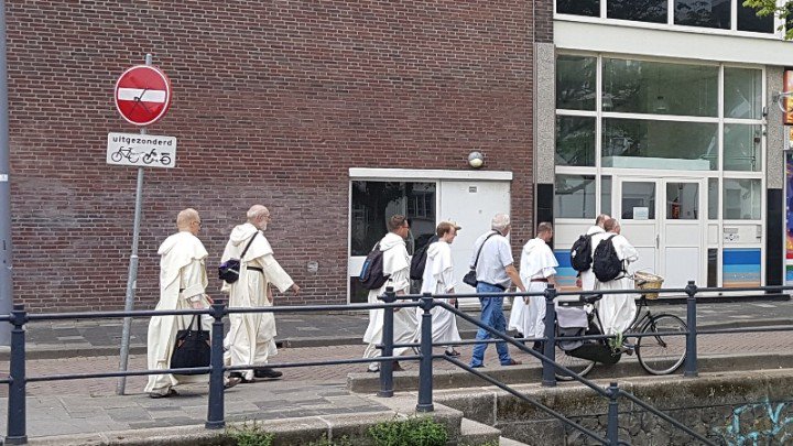 hetsteiger's tweet photo. De nieuwe paters zijn gearriveerd in hun klooster aan het Hang in Rotterdam. Na zes dagen pelgrimeren. Het Steiger gaf ze een warm welkom, incl. beierende klokken. https://t.co/ftkSJ2nrdD