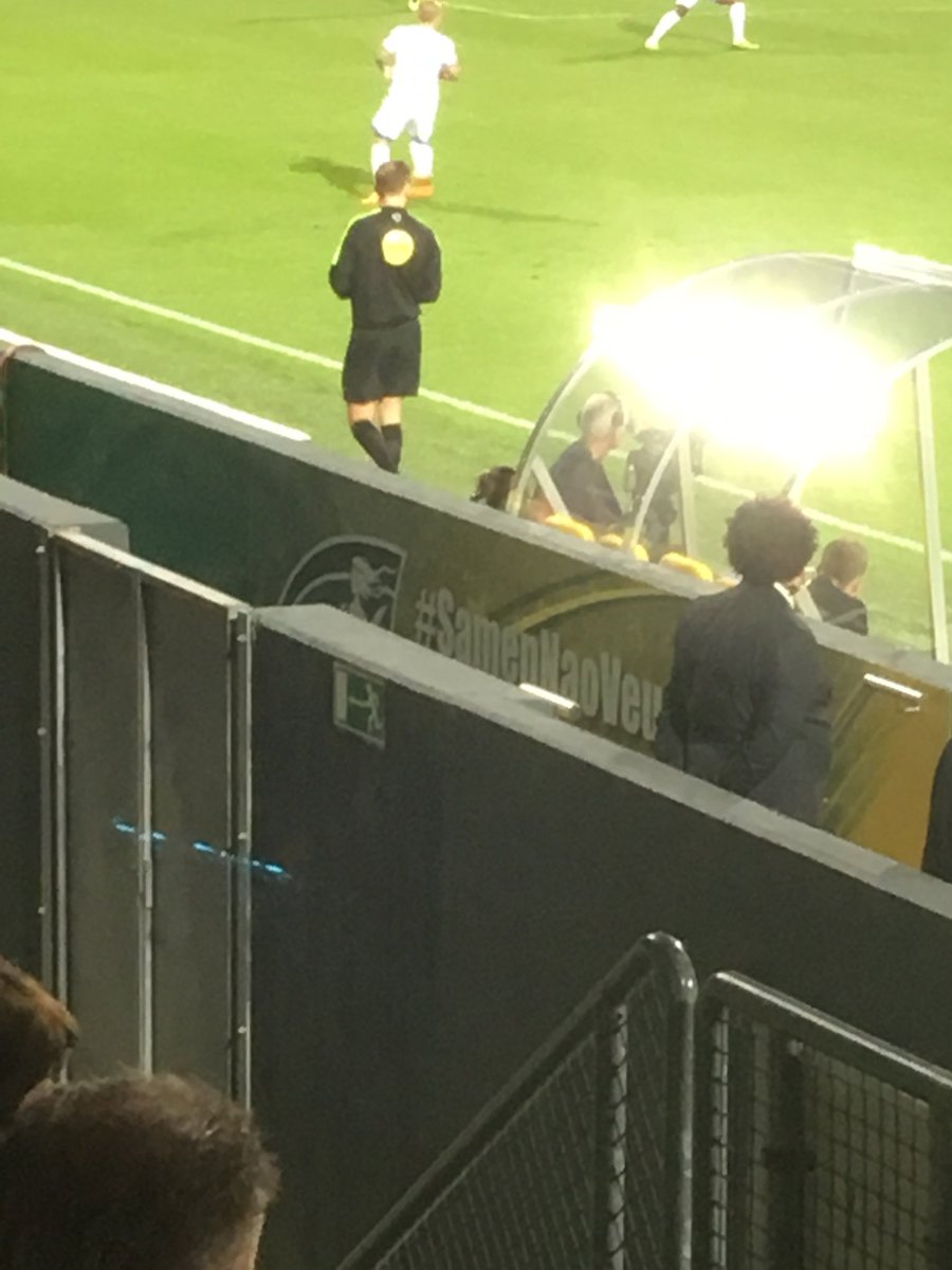 m_wijffelsAD's tweet photo. Nederland, t enige land waar de 4de man met een mobieltje in de hand langs de zijlijn heen en weer rent, want de #VAR doet t anders niet. #forpsv https://t.co/VZV0I1t3J9