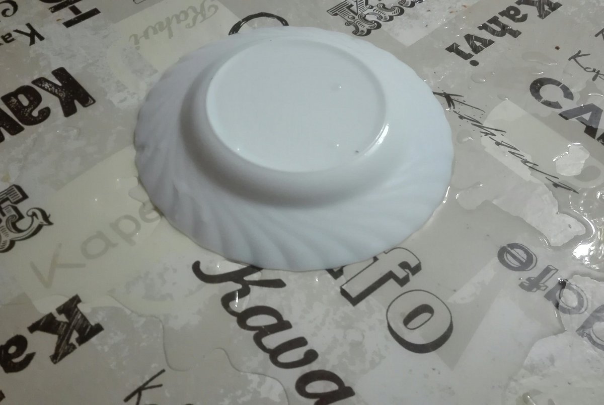 A ver, no me defraudéis: 
¿Por qué lado empezáis a tomar la sopa? 
Fav- Por el caldo 
RT- Por el plato