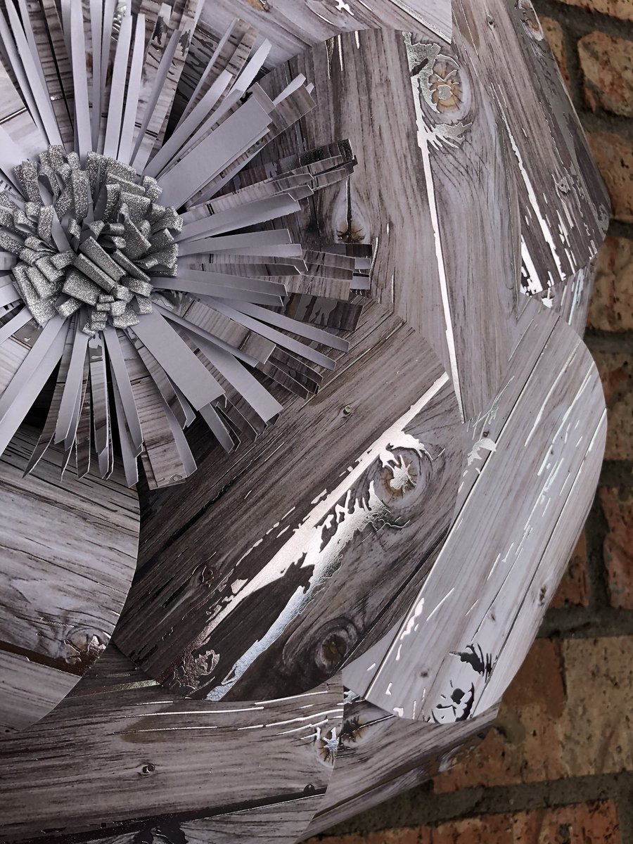 Found the most lovely woody cardstock and decided to make a large paper flower. Love it! 😍
#paperflowers #woodland #wedding #weddingbackdrop #weddingdecor #flowerbackdrop #nursery #nurserydecor