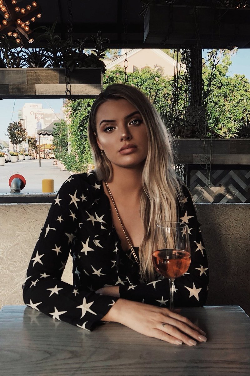 empirealissa's tweet photo. Living her best life🥂✨ https://t.co/kRJEv08u92