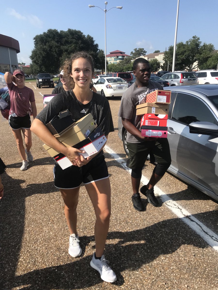 ULM_Softball's tweet photo. It’s move in weekend and your favorite softball team is here to help! #Allin https://t.co/Sbt2AzXgzh