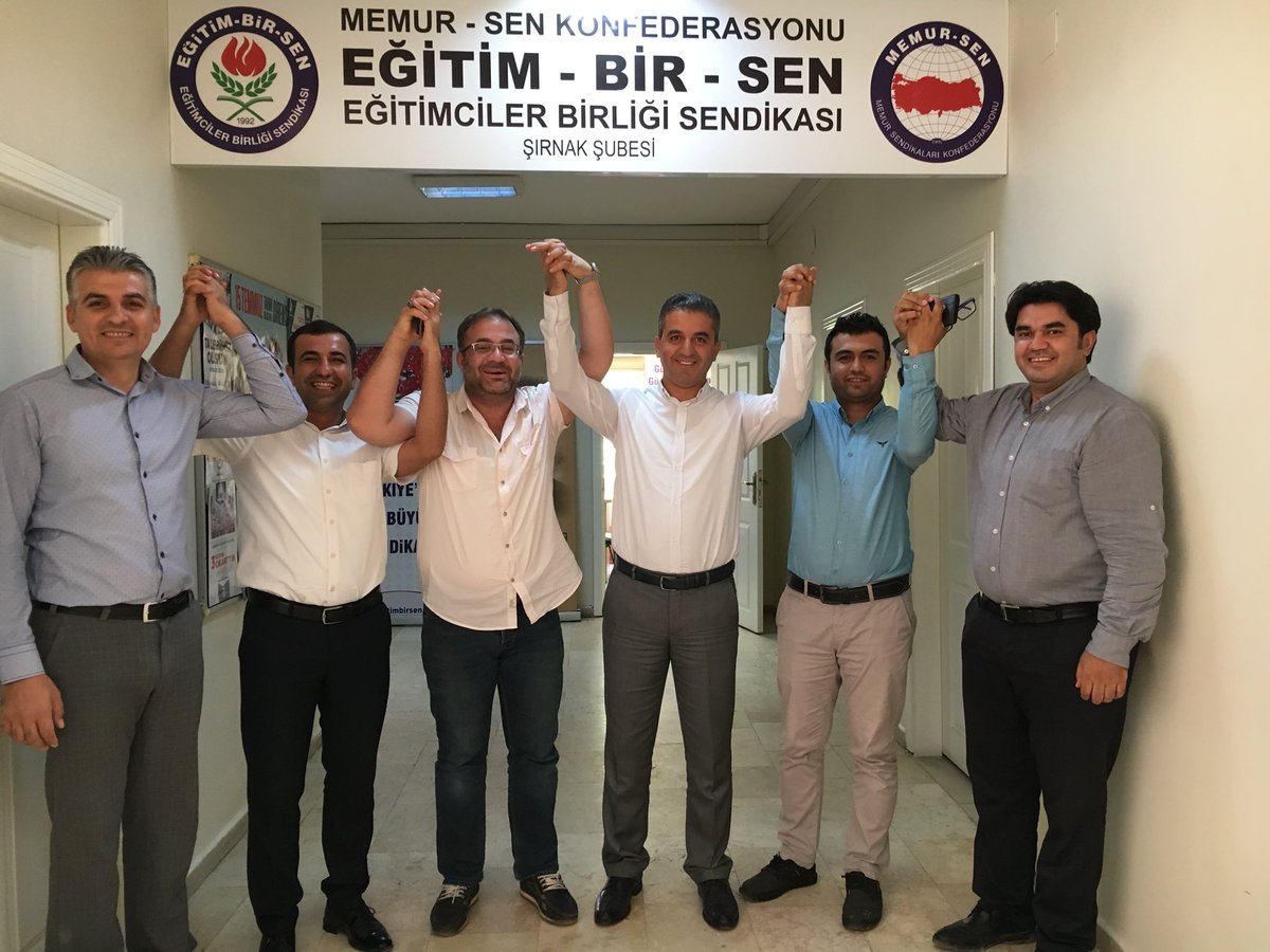 AbdullahCati's tweet photo. O münafıklar veya o münafıkların adamları veya adamlarına aldanmış olanlar dost suretine girenler şunu çok iyi bilsinler ki fırtınalı zamanda yedi ilçede yedi güzel adam ve yedi güzel adamdan oluşan yönetimleri vardı.
Her dönemin değil zor dönemin adamlığını gösterenlere selam🙏 https://t.co/6qP9a1MbRE