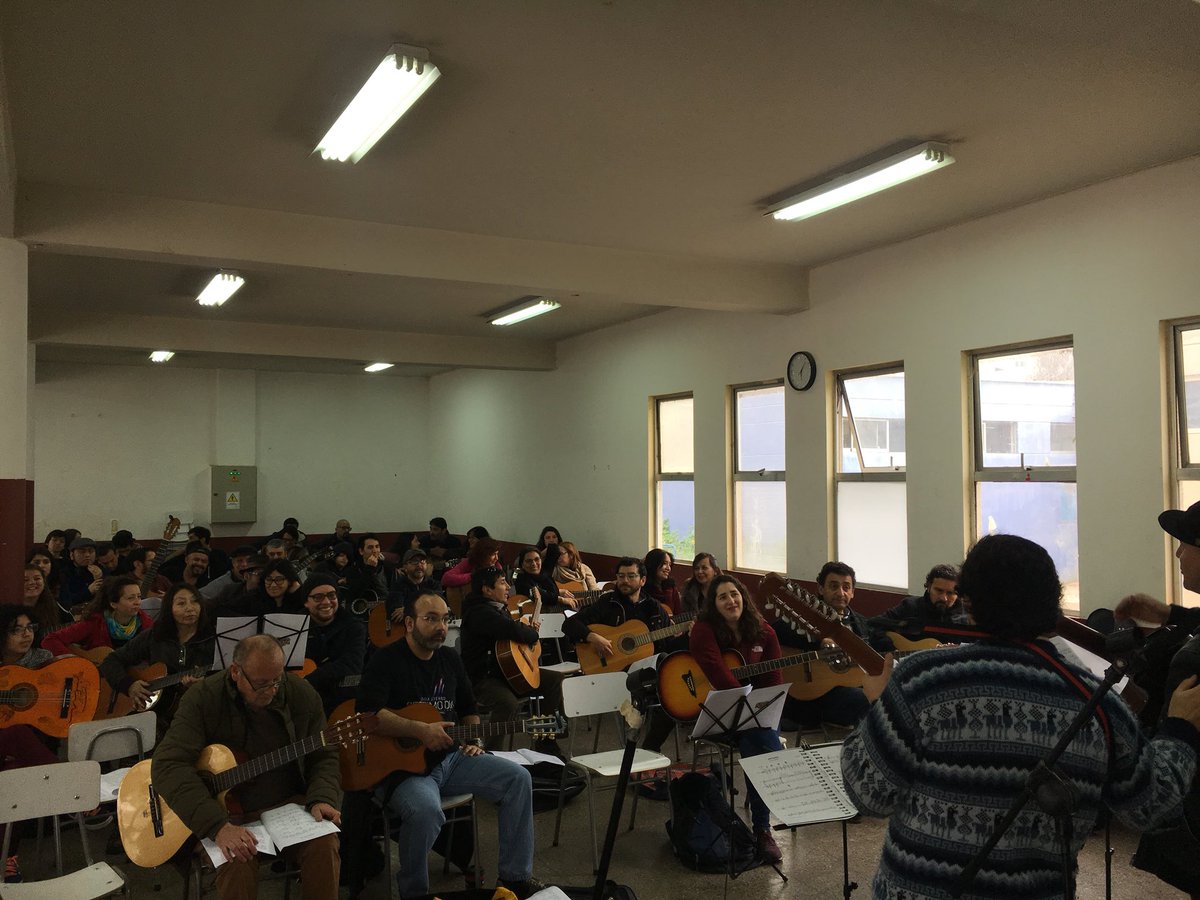 Un nuevo ensayo de #MilGuitarrasParaVíctorJara se realiza en la Escuela República del Paraguay! Inscríbete en milguitarrasparavictorjara.cl y forma parte de este acto de amor colectivo en honor al gran Víctor Jara