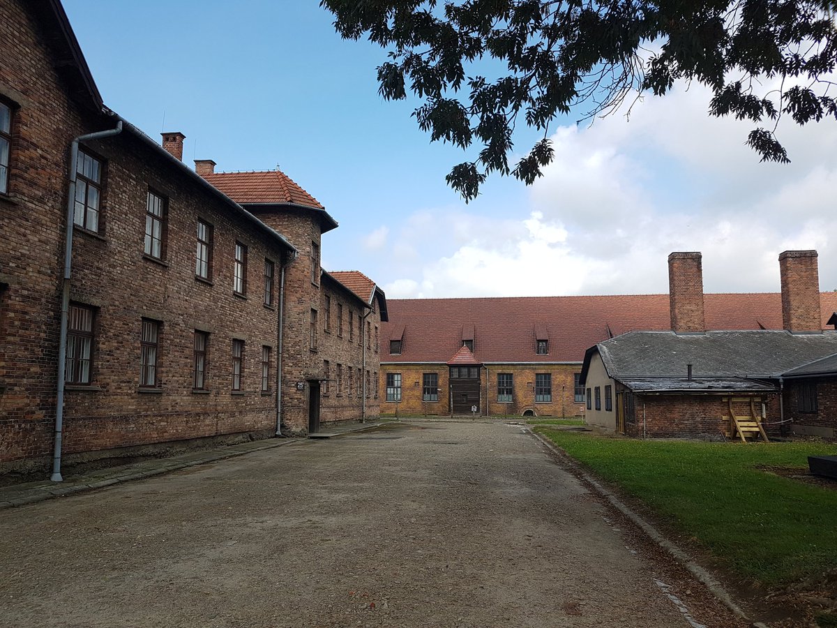 CastelRaid36's tweet image. Jour 18-19 : Pologne 🇵🇱
Après avoir passé l'après midi à Cracovie, ancienne capitale du pays considérée comme l'une des 12 plus belles villes du monde, nous avons visité les camps de concentration et d'extermination d'Auschwitz avec de l'émotion et une atmosphère oppressante.