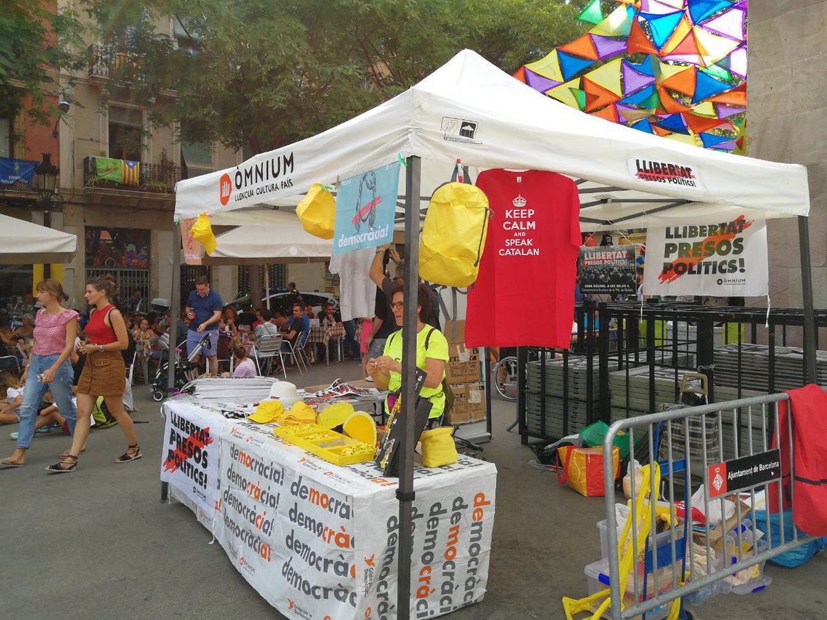 KeepCalmCat's tweet photo. Avui de 17:30 a 21h podeu trobar samarretes de Keep Calm i molt d'amor a la Parada d'@OmniumGracia a la Plaça de la Vila. Sortiu de Twitter una estona i veniu a veure'ns! https://t.co/a9CZQNA1xS